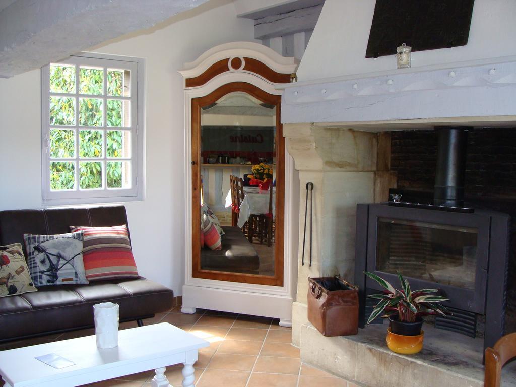 לינה וארוחת בוקר Goustranville Le Vieux Castel מראה חיצוני תמונה