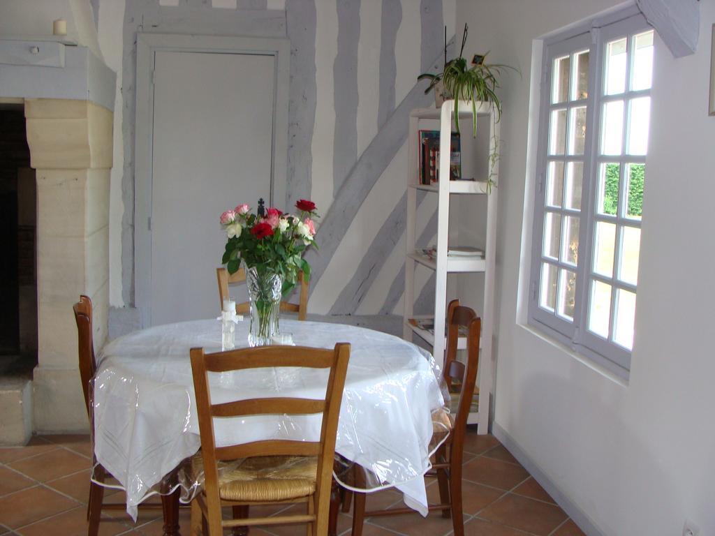 לינה וארוחת בוקר Goustranville Le Vieux Castel מראה חיצוני תמונה