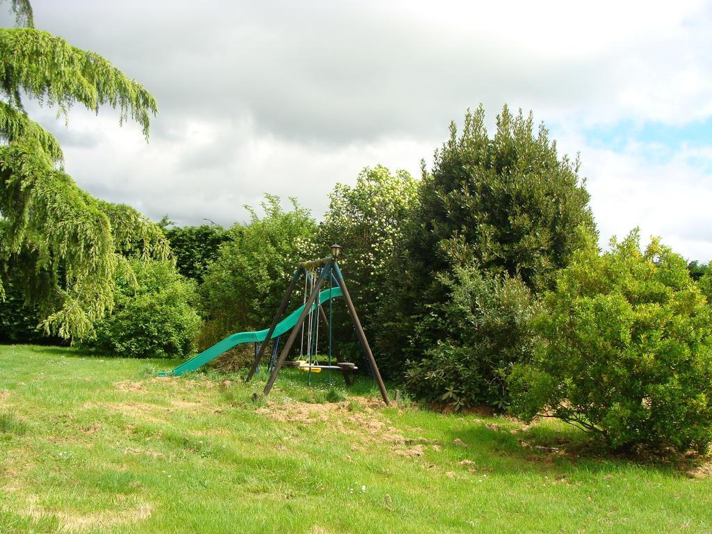 לינה וארוחת בוקר Goustranville Le Vieux Castel מראה חיצוני תמונה