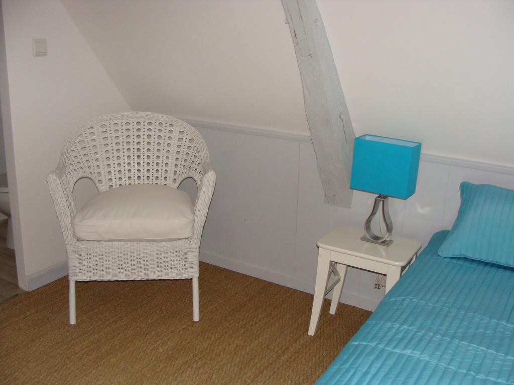 לינה וארוחת בוקר Goustranville Le Vieux Castel חדר תמונה