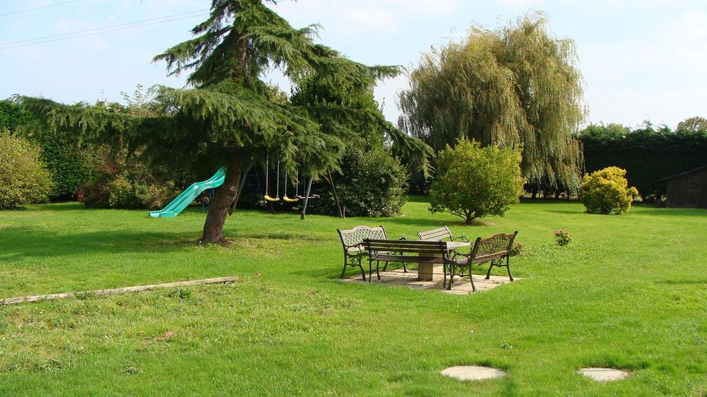 לינה וארוחת בוקר Goustranville Le Vieux Castel מראה חיצוני תמונה