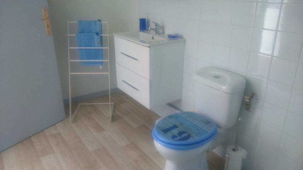 לינה וארוחת בוקר Goustranville Le Vieux Castel מראה חיצוני תמונה